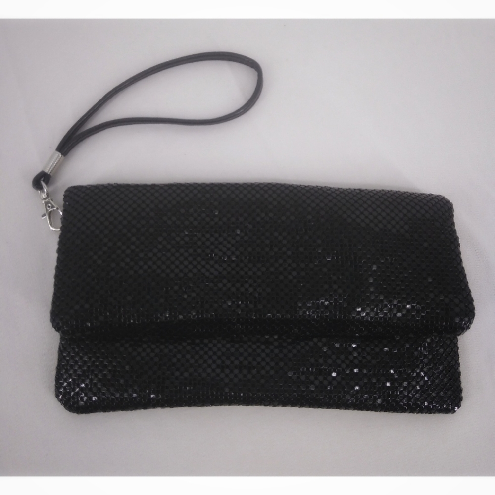 La Regate Black Metal Chain Material Wristlet